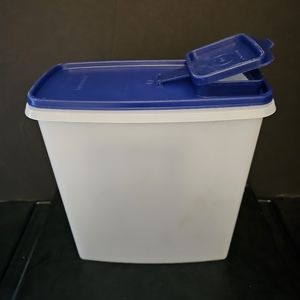 Tupperware cereal keeper